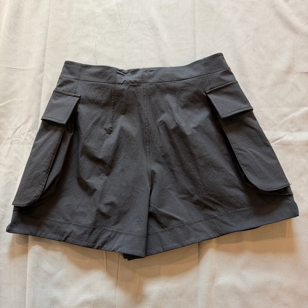 Lululemon Relaxed-Fit Super-High-Rise Cargo Short 4" Black Size 10 - Picture 2 of 15